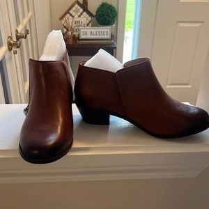 Brand new vionic ankle boot